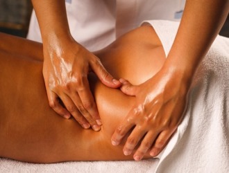 Для лечения грыжи позвоночника применяют комплексное лечение из медикаментов и методов физиотерапии