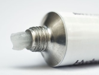 При необходимости можно воспользоваться комбинированными мазями, которые обладают несколькими действиями