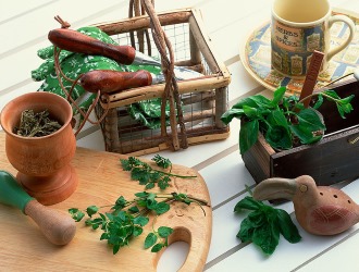 Народные средства можно использовать как вспомогательные методы в лечении боли