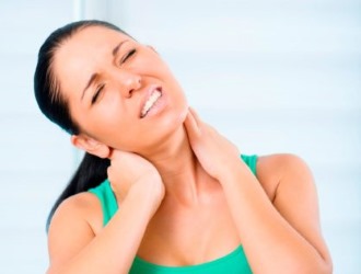 Пациенты с кривошеей часто пытаются выравнять голову руками