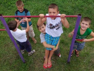 При любом типе и стадии сколиоза противопоказано висеть на турнике