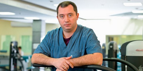 Шишонин является кандидатом медицинских наук и основателем метода для лечения шейных заболеваний