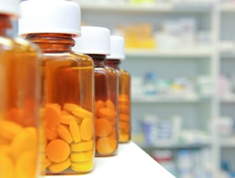 При острой и пульсирующей боли в пояснице обязателен прием обезболивающих препаратов