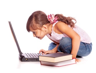 Одна из самых распространенных причин сколиоза - неправильное положение тела во время сидения