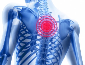При прогрессировании радикулита боль становится выраженной и локализуется непосредственно в позвоночнике