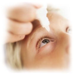 капать в глаз