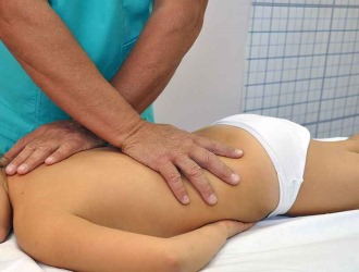 Чаще всего в подростковом возрасте при искривлении позвоночника назначают мануальную терапию