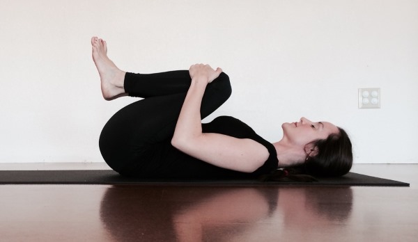 Упражнение колени к груди