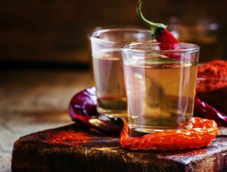 В домашних условиях от боли в спине можно воспользоваться перцовой настойкой