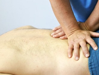 Диагностировать спондилолистез можно с помощью обычного осмотра пациента