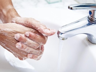 После использования Эфкамона необходимо тщательно вымывать руки, чтобы мазь не попала на слизистые и внутрь ЖКТ