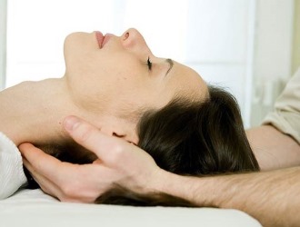 Упражнения для шеи можно выполнять с помощью специального валика