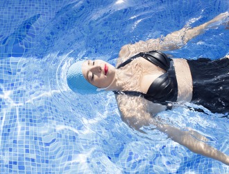 Плавание на спине - это наиболее эффективный метод при шейном остеохондрозе