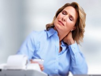 При цервикалгии появляется скованность и напряженность в шее