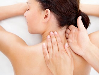 Физиопроцедуры и массаж в значительной мере помогают устранить боли в области шеи