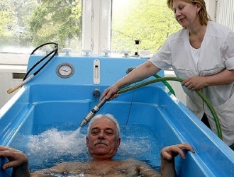 В комплекс лечения анкилозирующего спондилоартрита мужчинам советуют включать различные физиопроцедуры