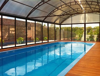 При остеохондрозе шеи нужно проводить водную аэробику в крытых бассейнах