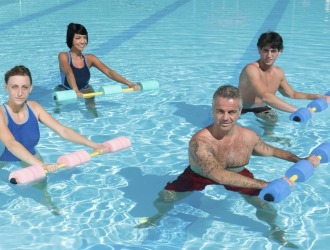 Хорошо зарекомендовали себя при остеохондрозе упражнения в бассейне