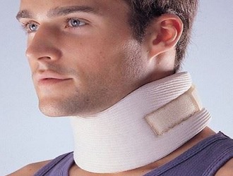 Выпячивание межпозвоночного диска в шее достаточно опасно, поэтому врачи рекомендуют на момент лечения применять специальный бандаж