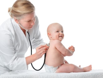 При подозрении на кривошею ребенка необходимо сразу же показать врачу