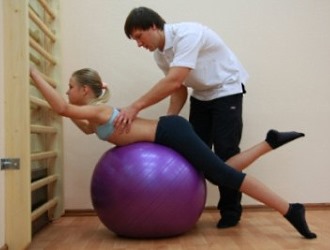 Лечебная физкультура способствует улучшению обменных процессов в позвоночнике