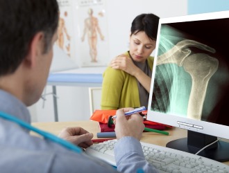 В первую очередь при сколиозе обращаются к врачу-ортопеду, независимо от возраста пациента