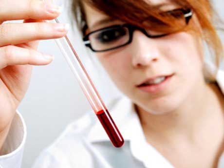 врач держит пробирку с кровью