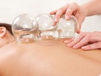 Дома при болях в спине можно воспользоваться компрессами и различными массажами