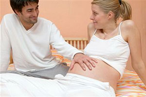 беременная девушка и её муж