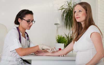 беременная на приеме у врача