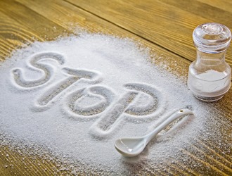 При остеохондрозе необходимо практически полностью отказаться от соли