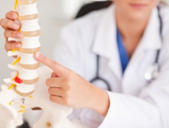 Обратите внимание на причины формирования межпозвоночной грыжи