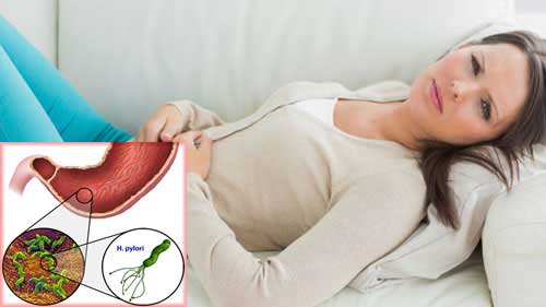 у девушки болит живот