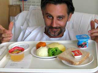 больной принимает пищу