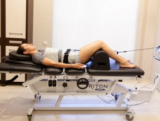 Так как при остеохондрозе пояснице часто возникают протрузии и грыжи позвоночника актуальным будет назначение вытяжение позвоночника