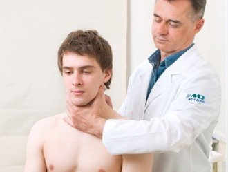 Вертебролог объединяет в себе две специальности - нейрохирурга и ортопеда