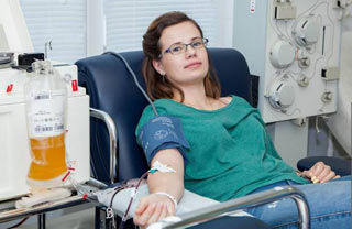 девушка чистит кровь