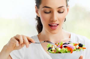 девушка кушает салат