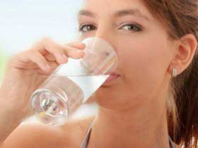 девушка пьет воду