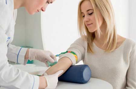 девушка сдаёт кровь