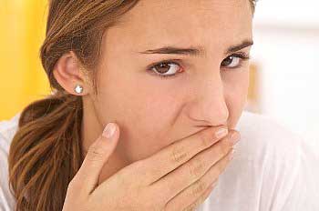 девушку подташнивает