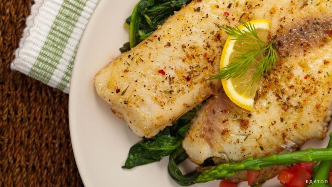 Диетическая запеченная рыба содержит много полезных веществ.