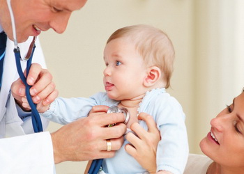 доктор слушает сердце у ребёнка