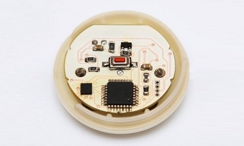 В электронном корректоре присутствует датчик, запоминающий правильное положение тела и сигнализирующий о его нарушении