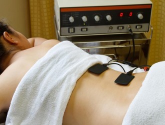 Для лечения люмбаго и ишиалгии можно использовать электрофорез