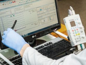 Врач может назначить электромиографию, чтобы определить поврежденные нервные корешки