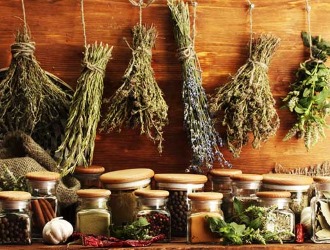 Народную медицину при грыже Шморля можно применять в качестве общеукрепляющего средства