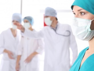 При осложнении искривления позвоночника может понадобится обращение к узкопрофильным врачам, таким как невропатолог и хирург