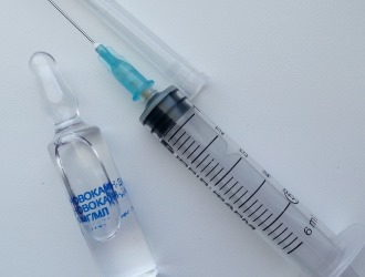 При сильных болях в седалищном нерве назначают новокаиновые блокады