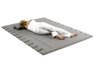 При сколиозе рекомендуется спать на твердой ровной поверхности